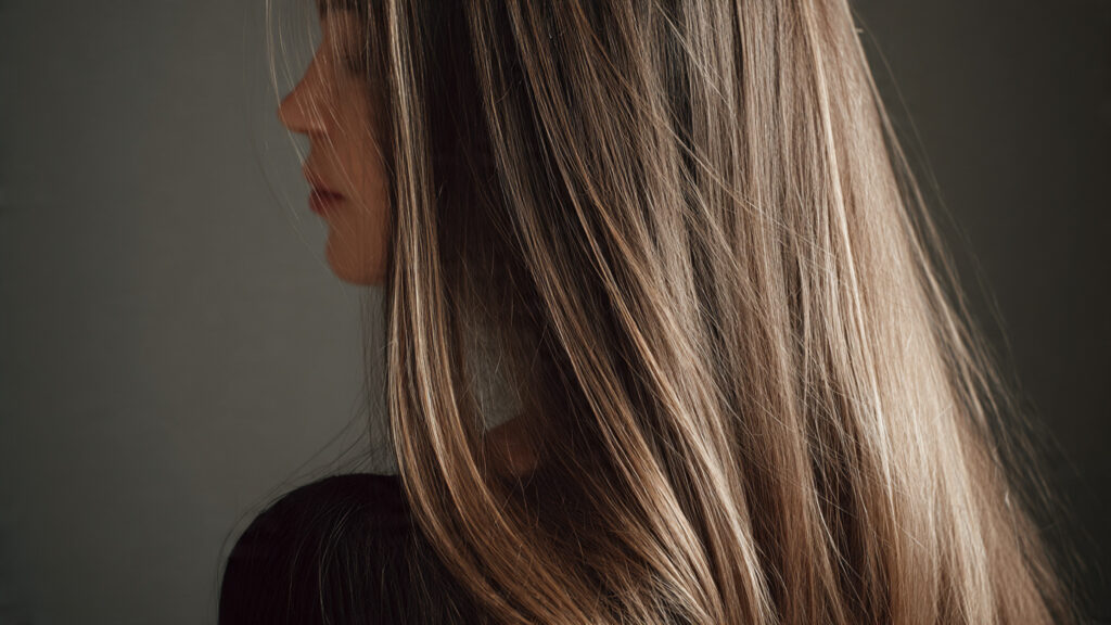 Brunette hair with subtle blonde babylights.