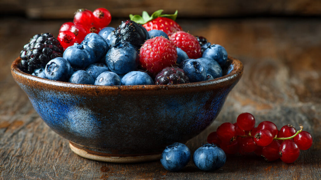 fresh blueberries and berries reduce cortisol naturally and boost antioxidants