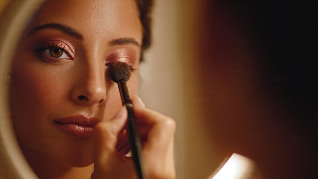 Neutral brown five-minute eye makeup look.