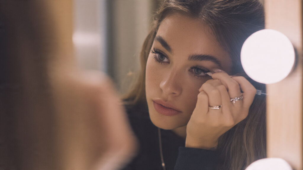 Quick small winged eyeliner makeup look.